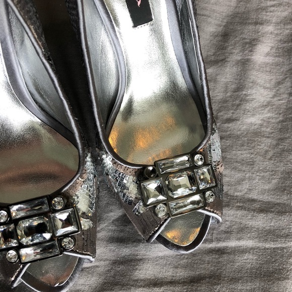 Nina New York GUC Sequins & Satin Rhinestone Heels - Picture 8 of 8